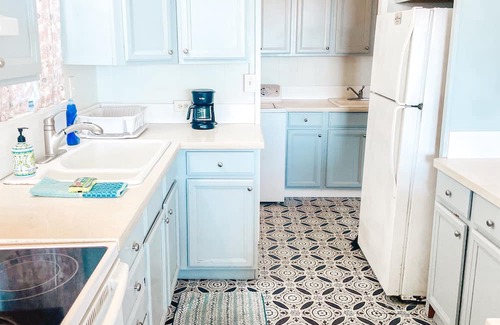 Punaluu House | >NEW< Reefside Retreat, Steps from Beach, Sea View