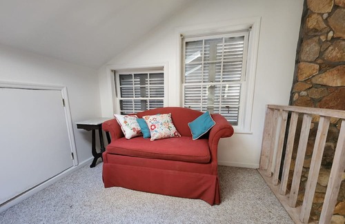 Manchester Other | The Cottage at Red Dog Farm