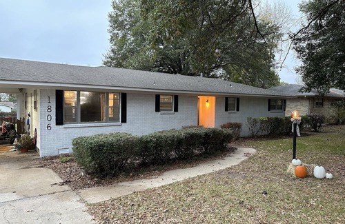 Stuttgart House | Cozy and homelike with a large back yard and great neighborhood