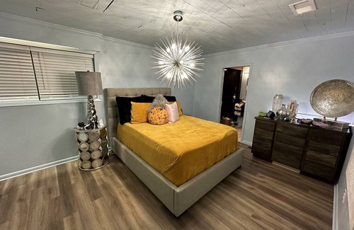 Stuttgart House | Cozy and homelike with a large back yard and great neighborhood