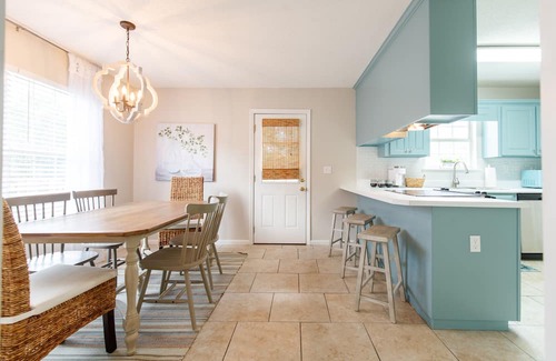 Valdosta House | Charming Bungalow- Sleeps 8, Close to Moody AFB/Freedom Park & Pet Friendly!