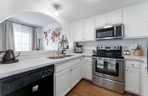 Harbor Condo | The Seaside Siesta - Free Parking, W/D, Fast WiFi