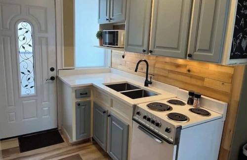 Cross Hill House | Unsalted Vacay! Lakefront w/dock