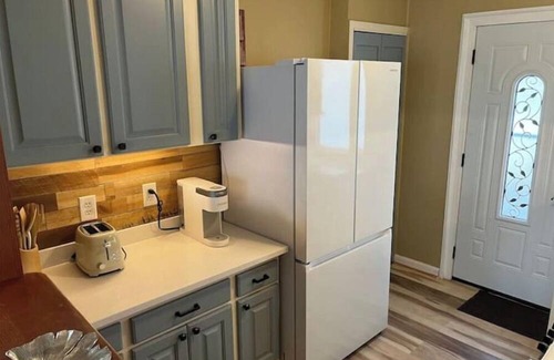 Cross Hill House | Unsalted Vacay! Lakefront w/dock