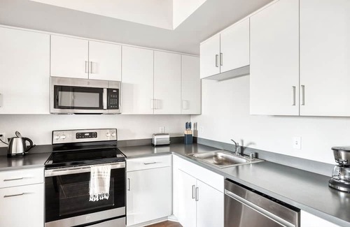 Inglewood Apartment | Tasteful Westchester 2BR w/Pool, Gym & W/D, 5 mins to LAX, by Blueground