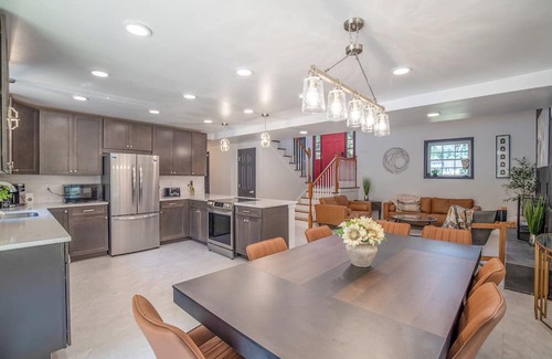 Greer House | Pool, Pickleball, Poker, Ping-Pong! King beds!