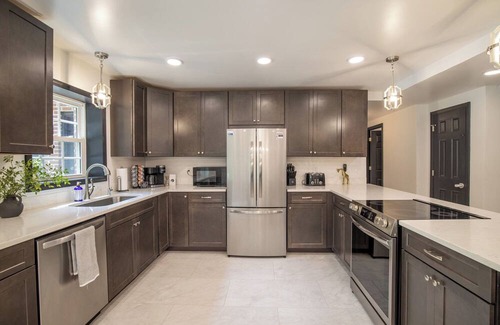 Greer House | Pool, Pickleball, Poker, Ping-Pong! King beds!