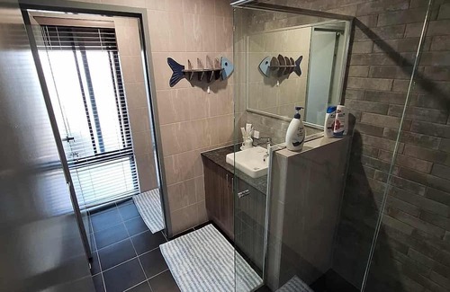 Madora Bay Bed & Breakfast | Within walking distance to shops, bus stop, station, restaurants and the beach.