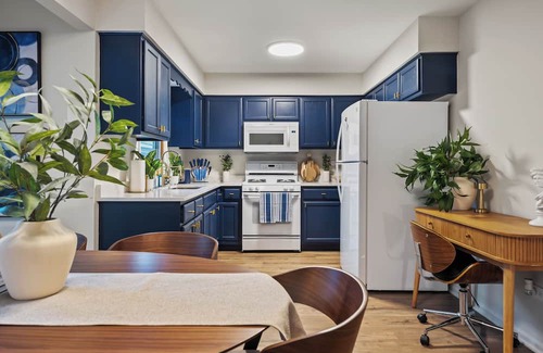 Fox Valley House | Modern 4BR Home . Fully Furnished .Pet Friendly