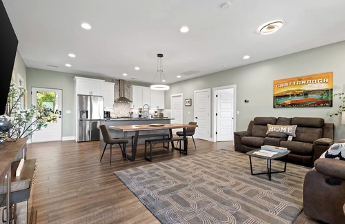 Rossville Cabin | Gorgeous Cabin Surrounded by Trees in Fairview, Georgia