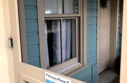 Braden River Cabin | Picturesque Vintage Cabin with Lake Views in Florida