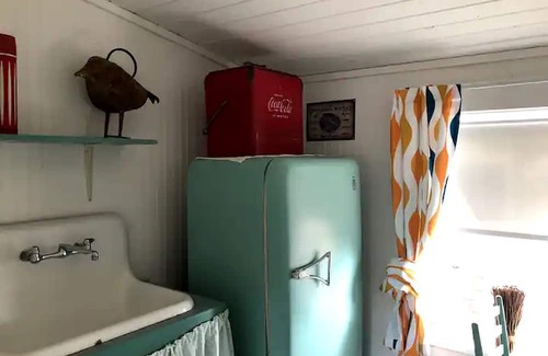 Braden River Cabin | Picturesque Vintage Cabin with Lake Views in Florida