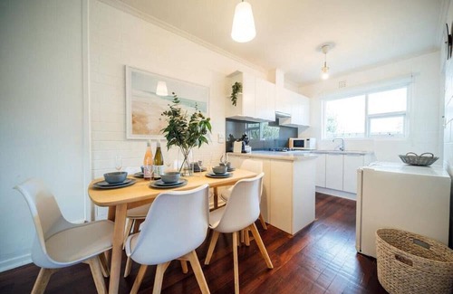 Grange Apartment | Urban Beach Shack-Me · ★Urban Beach Shack★Metres from the Beach & Cafes✔