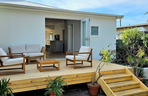 Windang House | Driftwood where the Lake meets the Sea