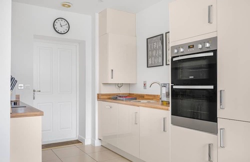 Chelmsford House | Bright & Modern 3 Bed Home | Sleeps 5