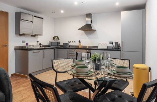 Chinatown Apartment | Spacious City Apartment| 2 bd/2 bth| Free Parking