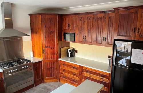 Broken Hill House | Miners Cottage 4-bedroom 5min from townnSleeps up to 8 adults and pet friendly