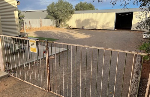 Broken Hill House | Miners Cottage 4-bedroom 5min from townnSleeps up to 8 adults and pet friendly