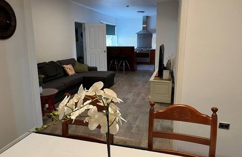 Broken Hill House | Miners Cottage 4-bedroom 5min from townnSleeps up to 8 adults and pet friendly