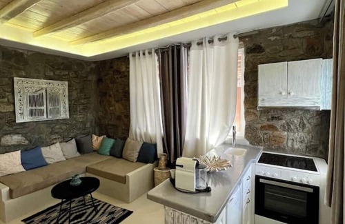 Ano Mera House | Deluxe Apartment with Kitchen and Shared Outdoor Pool