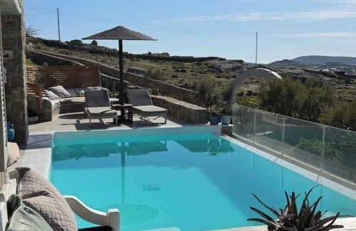 Ano Mera House | Deluxe Apartment with Kitchen and Shared Outdoor Pool