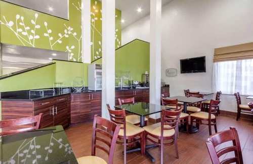 Temple Terrace Hotel | Family-Friendly Retreat Near Lettuce Lake – Explore Nature Trails