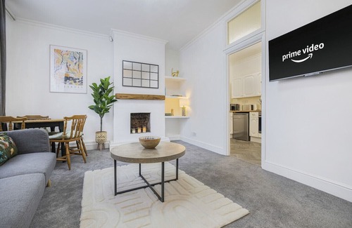 South Bermondsey Apartment | Fortside Escape | 2 Beds | Free Parking