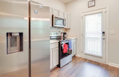 Riverdale House | Pets Welcome! Family Townhome w/Yard in Atlanta