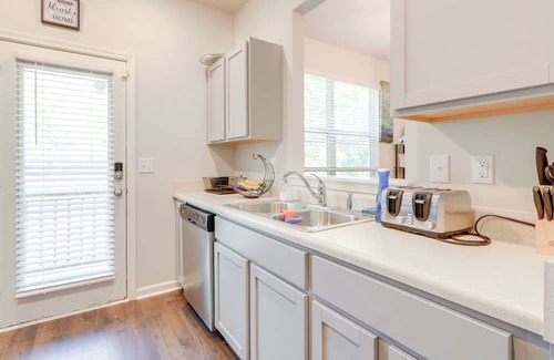 Riverdale House | Pets Welcome! Family Townhome w/Yard in Atlanta