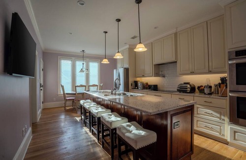 Southwest Raleigh House | The Oberlin Palais-Welcome to your Home Away from Home-A 7BR 10BA Hidden Gem with Premium Amenities nestled in the Heart of Raleigh.