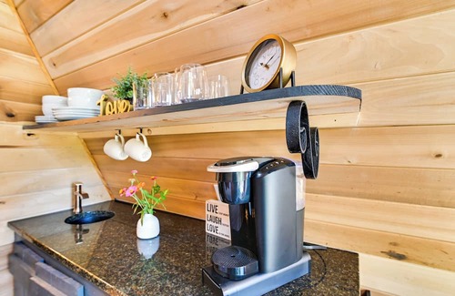 Cherokee Apartment | Pickwick Lake Cabin: Private Hot Tub, Shared Perks