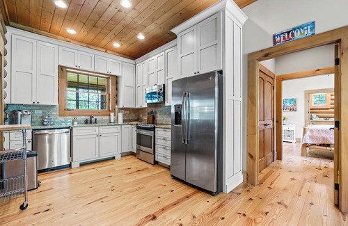 Pikeville Cabin | Charming 3-bedroom cabin on the lake in a private gated community resort