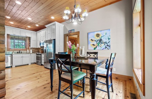 Pikeville Cabin | Charming 3-bedroom cabin on the lake in a private gated community resort