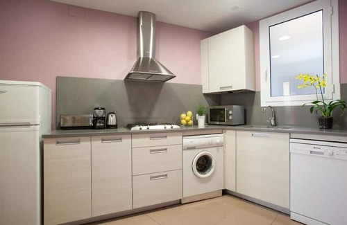 Gothic Quarter Apartment | Fantastic GroupFlat: 12-Bedr. 5-Bathr. for 19 people, Central Barcelona! Ask us!