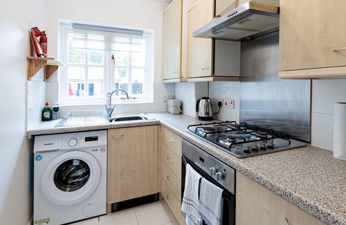 Basildon House | Pass the Keys | Cosy home | Basildon | Ideal for contractors