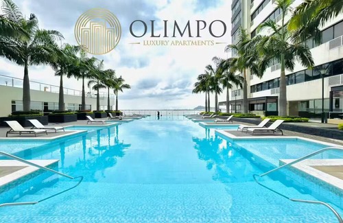 Guayaquil Apartment | Luxury apartment with view of the river and pool and work area