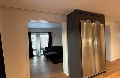 Orebro Apartment | ✨ Modern lyxlägenhet 78 kvm 2 balkonger Golfutsikt AC & 70” TV ✨