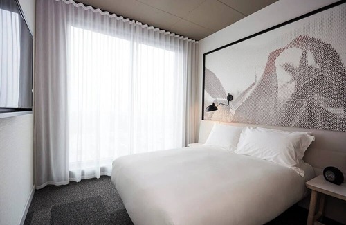 Brossard Hotel | 4 Sleek, Pet-Friendly Rooms w/Free Parking - Ideal for Visiting Montreal