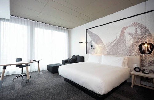 Brossard Hotel | Spacious Modern Room w/Kitchenette + Large Windows in Brossard – Walk to Shops