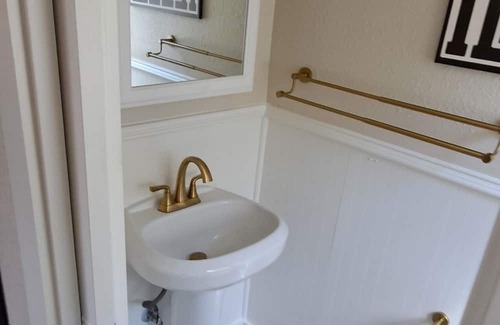 McKinney Cottage | Charming 3-bedroom cottage in McKinney with A/C three blocks from the square.