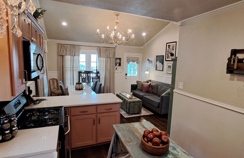 McKinney Cottage | Charming 3-bedroom cottage in McKinney with A/C three blocks from the square.