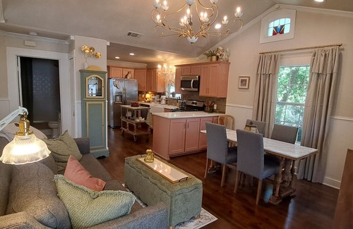 McKinney Cottage | Charming 3-bedroom cottage in McKinney with A/C three blocks from the square.