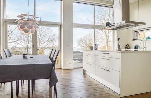 Hjarbæk House | Lovely home in Løgstrup with house sea view