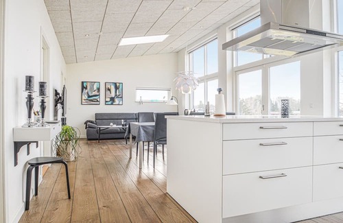 Hjarbæk House | Lovely home in Løgstrup with house sea view