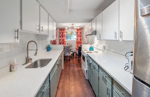 Sunnyside House | Calgary Bow River Haven - 3-Bed Bi-Level Suite