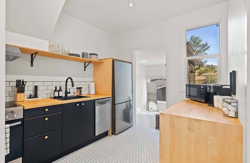 Sunnyside House | The Lokal 2 Kings Queen Suite in Sunnyside YYC