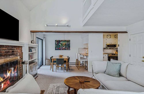 West Hartford Condo | Cozy Deck, Fireplace & Views | Sugar Hill 1D