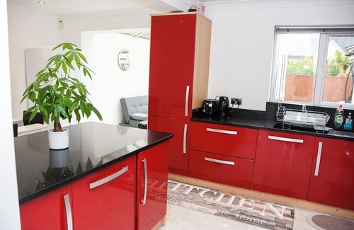 Peterborough House | Peterborough Haven: 3BD Family Home Retreat