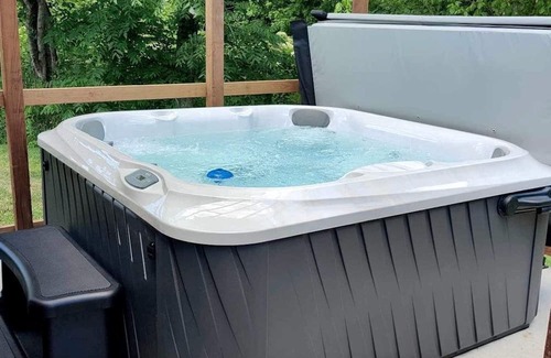 Equality Cabin | Pretty Cabin with Hot-tub in Herod, Illinois