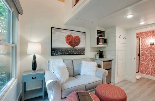 Groveoak Cabin | Picturesque Tiny Cabin Surrounded by Nature in Alabama